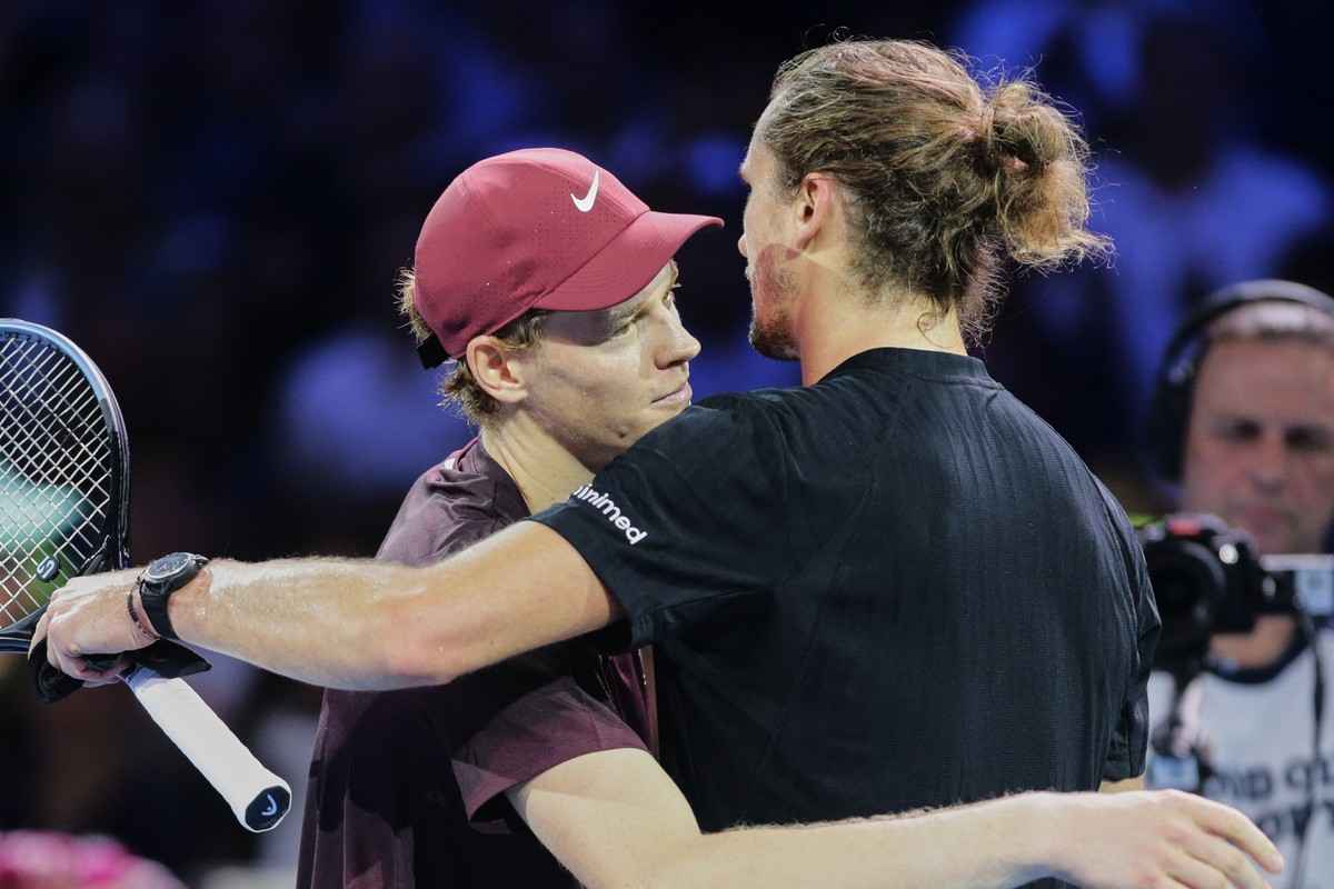 Sinner e Zverev si abbracciano dopo il match
