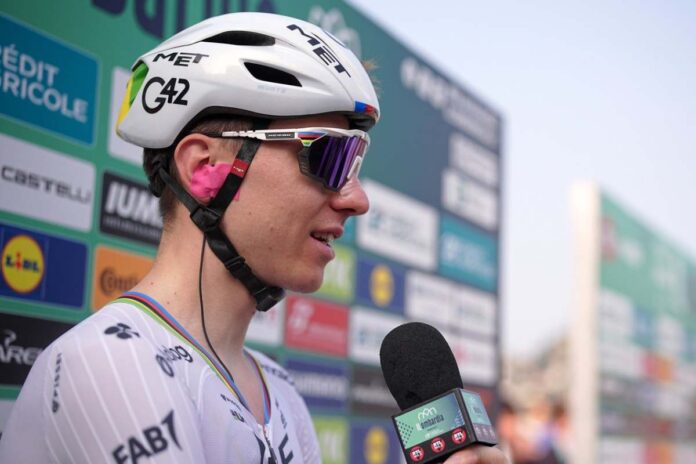 Tadej Pogacar intervistato alla fine di una corsa