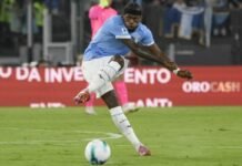 Nuno Tavares calcia col sinistro