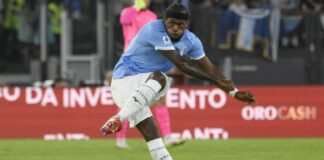 Nuno Tavares calcia col sinistro