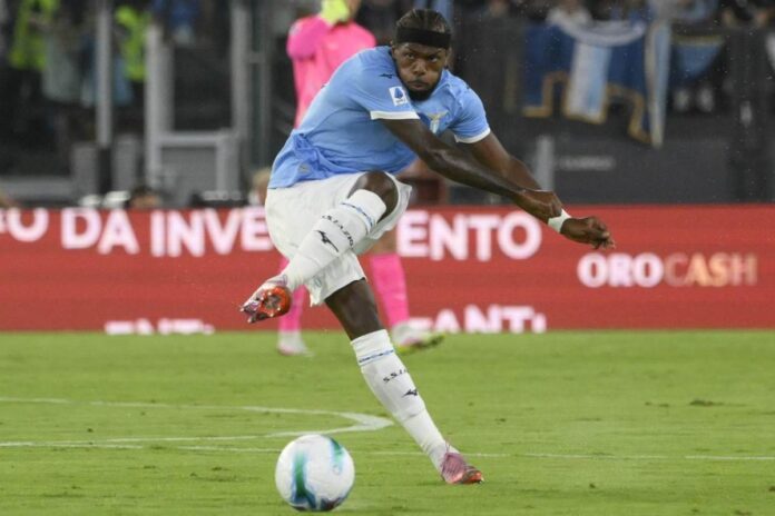 Nuno Tavares calcia col sinistro