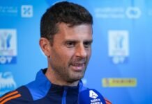 Thiago Motta sorridente davanti al microfono