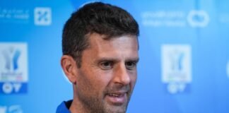 Thiago Motta sorridente davanti al microfono