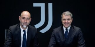 Tudor e Comolli al momento della firma del tecnico