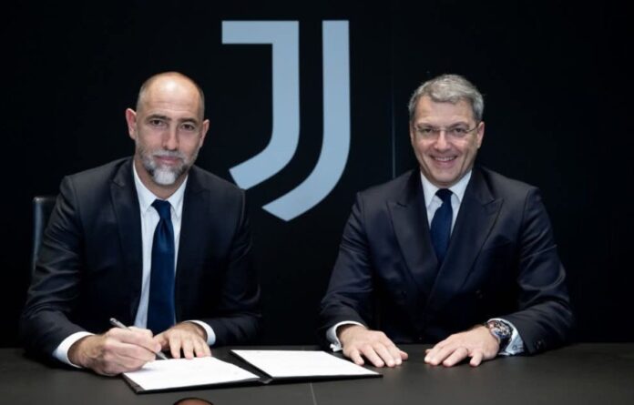 Tudor e Comolli al momento della firma del tecnico