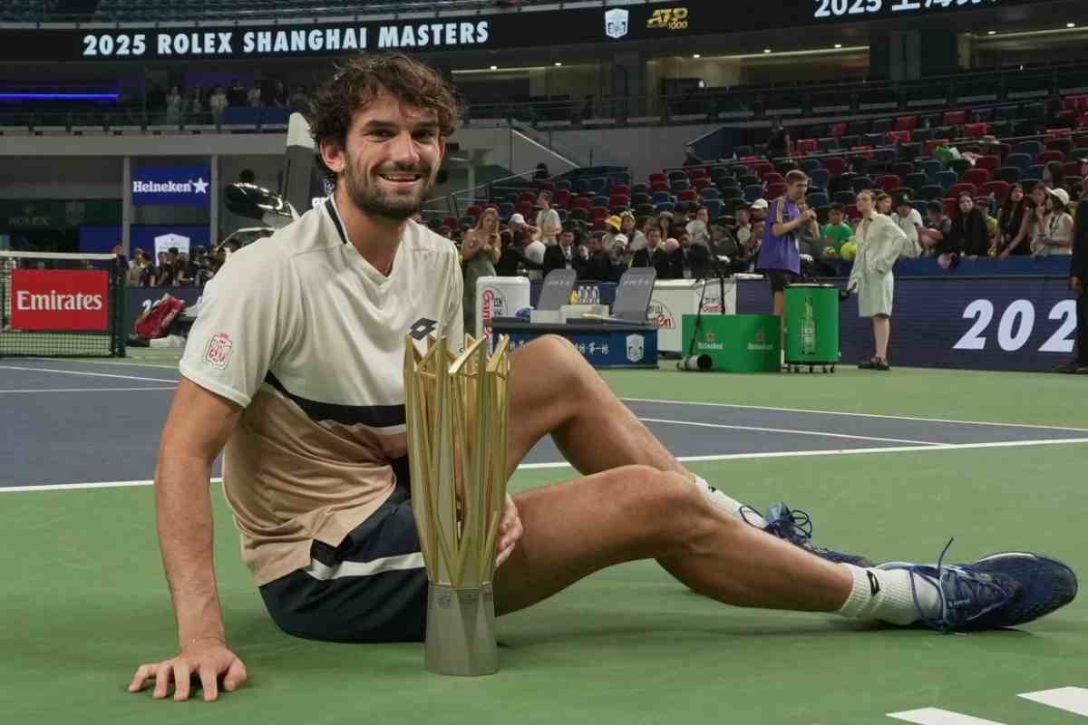 Valentin Vacherot col trofeo vinto a Shanghai