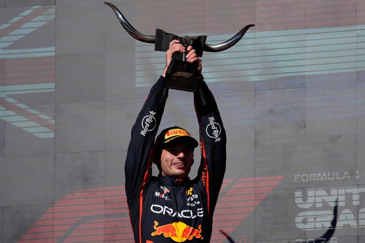 Max Verstappen col trofeo di Austin