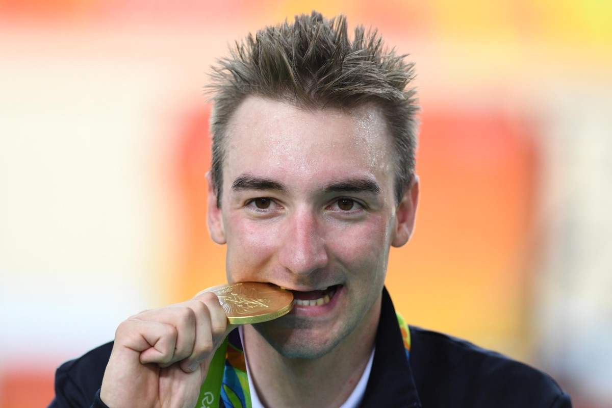 Elia Viviani con la medaglia d'oro conquistata a Rio 2016