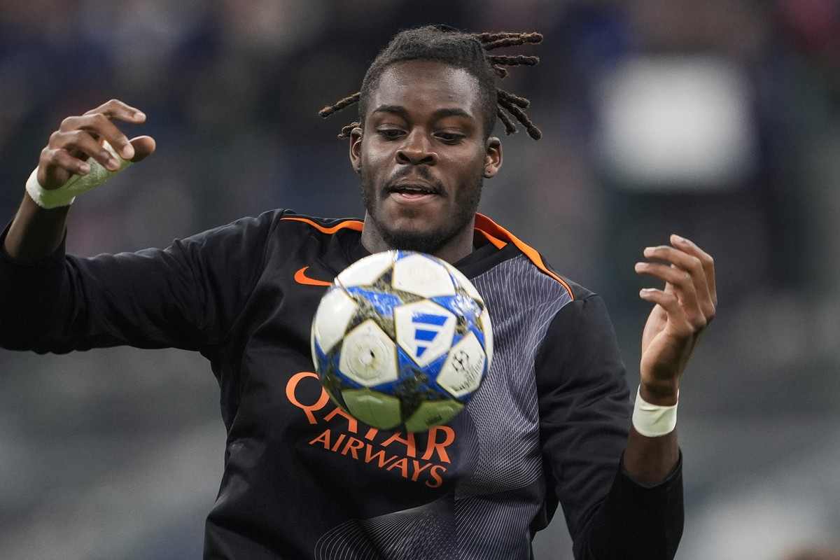 Yann Bisseck durante una fase di riscaldamento