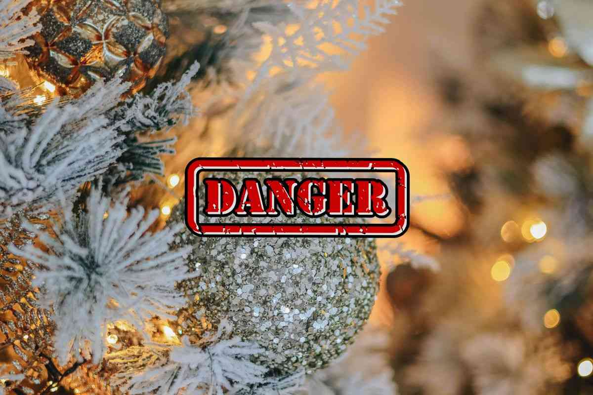 albero di Natale innevato e scritta 'danger'
