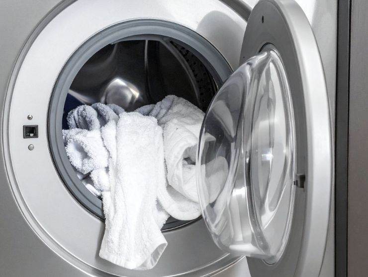 asciugamani bianchi in lavatrice