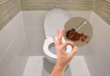wc, caffè in polvere e mano che fa ok