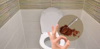 wc, caffè in polvere e mano che fa ok