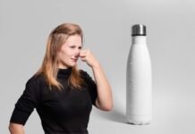 donna che si tappa il naso e borraccia termica