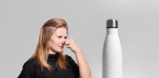 donna che si tappa il naso e borraccia termica