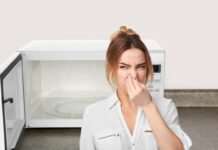 Il microonde ha un cattivo odore? Prova questo sistema e te ne sbarazzi in un solo colpo donna che si tappa il naso per la puzza che esce dal microonde