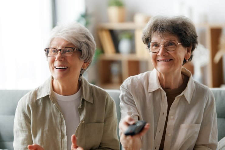 donne anziane che guardano tv 