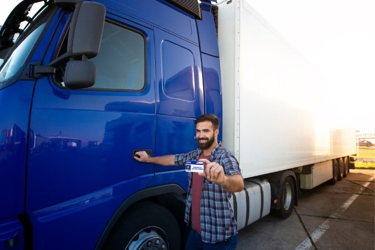 ragazzo con camion e patente