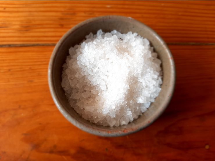 ciotola con del sale grosso