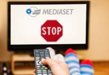 tv con logo mediaset e stop
