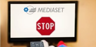 tv con logo mediaset e stop