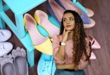 scarpe come sfondo e donna che pensa