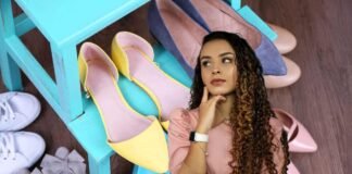 scarpe come sfondo e donna che pensa