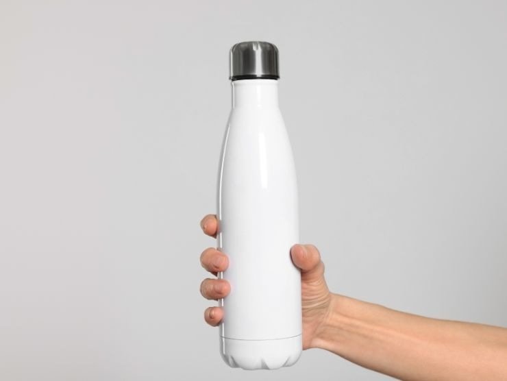 mano che impugna borraccia
