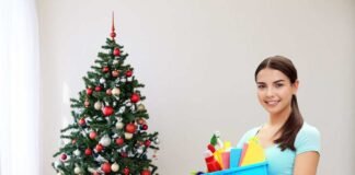 donna con prodotti per pulire l'albero di Natale