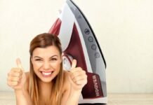 donna che fa ok e ferro da stiro