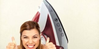 donna che fa ok e ferro da stiro