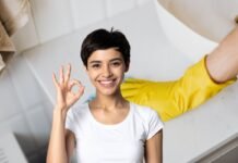 persona che pulisce marmo e donna che fa ok