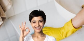 persona che pulisce marmo e donna che fa ok