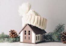 piccolo modellino di casa con cappellino sul tetto