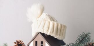 piccolo modellino di casa con cappellino sul tetto