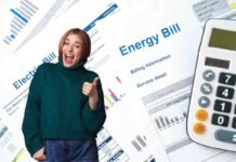bollette, calcolatrice, donna sorridente