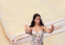 asciugamano ingiallito e donna che dice no