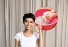 tende ingiallita, tenda messa a lavare e donna che fa ok