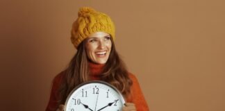 donna con berretto e orologio