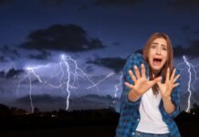 cielo con fulmini, donna spaventata