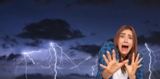cielo con fulmini, donna spaventata