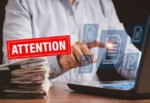 scritta attenzione e uomo al pc