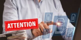 scritta attenzione e uomo al pc