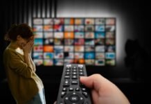 schermo tv con donna che piange