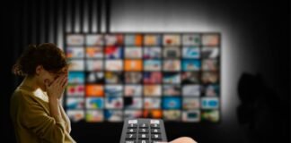 schermo tv con donna che piange