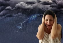 temporale, donna spaventata