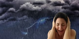 temporale, donna spaventata