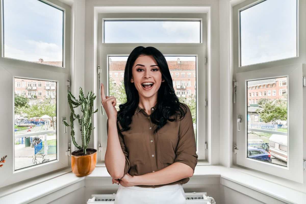 donna posizionata davanti ad una finestra e che ha un'idea