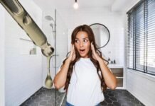 bagno, donna stupita e pipetta con una goccia di olio