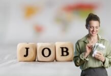 job e donna felice con euro